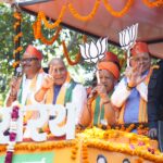 लखनऊ में रक्षा मंत्री राजनाथ सिंह के नामंकन में शामिल हुए सीएम धामी